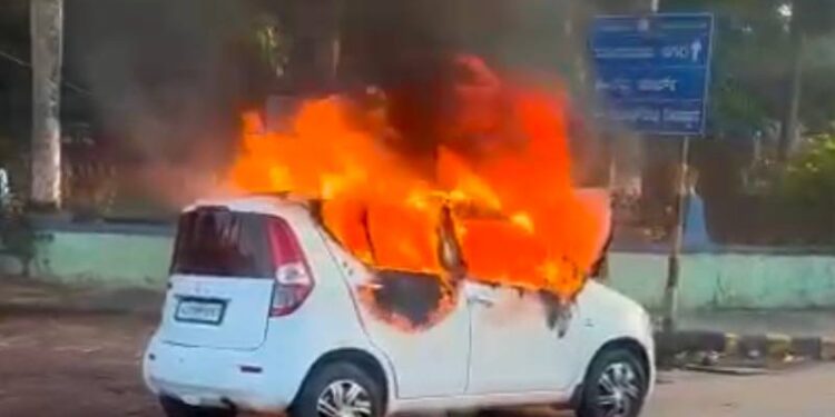 ಮಂಗಳೂರು : ನಿಲ್ಲಿಸಿದ್ದ ಕಾರಿನಲ್ಲಿ ಬೆಂಕಿ..!!