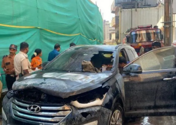 ಮಂಗಳೂರು : ಸಿಟಿ ಸೆಂಟರ್ ಬಳಿ ಇರುವ ಫ್ಲಾಟ್ ಬಳಿ ಬೆಂಕಿಗಾಹುತಿಯಾದ ಕಾರು..!!