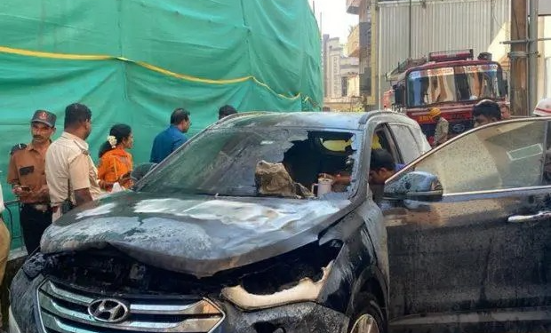 ಮಂಗಳೂರು : ಸಿಟಿ ಸೆಂಟರ್ ಬಳಿ ಇರುವ ಫ್ಲಾಟ್ ಬಳಿ ಬೆಂಕಿಗಾಹುತಿಯಾದ ಕಾರು..!!