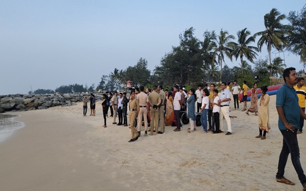 ತ್ರಾಸಿ ಬೀಚಿನಲ್ಲಿ ಟೂರಿಸ್ಟ್ ಬೋಟ್ ಪಲ್ಟಿ- ರೈಡರ್ ನಾಪತ್ತೆ..!!