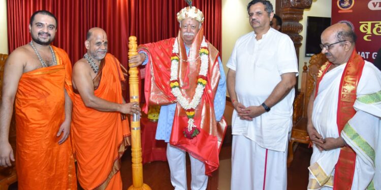 ಡಾ ಮೋಹನ್ ಭಾಗವತ್ ಹಿಂದೂ ಸಮ್ರಾಟ್ ಗೌರವದೊಂದಿಗೆ “ಶ್ರೀಕೃಷ್ಣ ಗೀತಾನುಗ್ರಹ ಪ್ರಶಸ್ತಿ”ಪ್ರದಾನ..!!