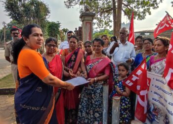 ಅಕ್ಷರ ದಾಸೋಹ ನೌಕರರಿಗೆ ರಾಜ್ಯ ಹಾಗೂ ಕೇಂದ್ರ ಬಜೆಟ್ ನಲ್ಲಿ ವೇತನ ಹೆಚ್ಚಳಕ್ಕೆ ಹಣ ಮೀಸಲಿಡಲು ಸಿಐಟಿಯು ಅಗ್ರಹಿಸಿ ಧರಣಿ..!!