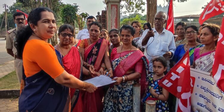 ಅಕ್ಷರ ದಾಸೋಹ ನೌಕರರಿಗೆ ರಾಜ್ಯ ಹಾಗೂ ಕೇಂದ್ರ ಬಜೆಟ್ ನಲ್ಲಿ ವೇತನ ಹೆಚ್ಚಳಕ್ಕೆ ಹಣ ಮೀಸಲಿಡಲು ಸಿಐಟಿಯು ಅಗ್ರಹಿಸಿ ಧರಣಿ..!!