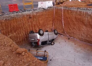 ಉಡುಪಿಯ ಅಂಬಲಪಾಡಿ ಜಂಕ್ಷನ್‌ ಬಳಿ ಕಾಮಗಾರಿ ಹಂತದ ಹೊಂಡಕ್ಕೆ ಬಿದ್ದ ಕಾರು.!!