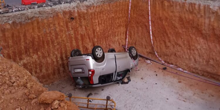 ಉಡುಪಿಯ ಅಂಬಲಪಾಡಿ ಜಂಕ್ಷನ್ ಬಳಿ ಕಾಮಗಾರಿ ಹಂತದ ಹೊಂಡಕ್ಕೆ ಬಿದ್ದ ಕಾರು.!!