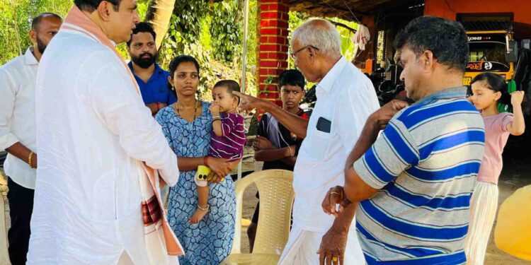 ಹುತಾತ್ಮ ಯೋಧ ಅನೂಪ್ ಪೂಜಾರಿ ಮನೆಗೆ ಪ್ರಮೋದ್ ಮಧ್ವರಾಜ್ ಭೇಟಿ..!!