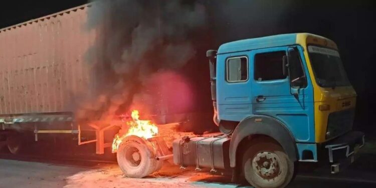 ಮೂಲ್ಕಿ : ಬಪ್ಪನಾಡು ಸೇತುವೆ ಬಳಿ ಹೊತ್ತಿ ಉರಿದ ಕಂಟೈನರ್ ಟಯರ್ : ಚಾಲಕ ಅಪಾಯದಿಂದ ಪಾರು..!!