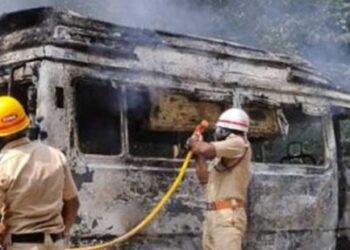 ಕಾರ್ಕಳ : ಅಕಸ್ಮಿಕವಾಗಿ ನಡು ರಸ್ತೆಯಲ್ಲೇ ಹೊತ್ತಿ ಉರಿದ ಟೂರಿಸ್ಟ್ ವಾಹನ..!!