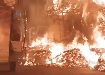 ಹೂಡೆಯಲ್ಲಿ ತೆಂಗಿನಕಾಯಿ ನಾರು ಸಾಗಿಸುತ್ತಿದ್ದ ಗೂಡ್ಸ್ ವಾಹನಕ್ಕೆ ಬೆಂಕಿ : ಸಂಪೂರ್ಣ ಸುಟ್ಟು ಹೋದ ವಾಹನ..!!