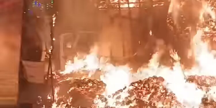 ಹೂಡೆಯಲ್ಲಿ ತೆಂಗಿನಕಾಯಿ ನಾರು ಸಾಗಿಸುತ್ತಿದ್ದ ಗೂಡ್ಸ್ ವಾಹನಕ್ಕೆ ಬೆಂಕಿ : ಸಂಪೂರ್ಣ ಸುಟ್ಟು ಹೋದ ವಾಹನ..!!