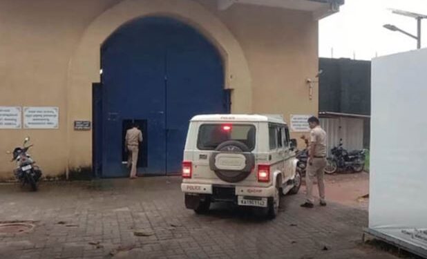 ಮಂಗಳೂರು :ಕಾರಾಗೃಹಕ್ಕೆ ದಾಳಿ ಸಂದರ್ಭ ನಿಷೇಧಿತ ವಸ್ತುಗಳು ಪತ್ತೆ :ಜೈಲು ಅಧಿಕ್ಷಕ ಅಮಾನತು..!