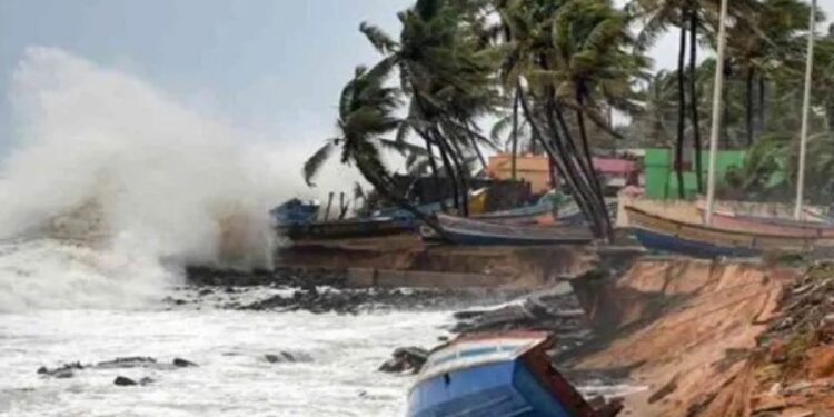 ಮಂಗಳೂರಿನಲ್ಲಿ ಕೊಚ್ಚಿ ಹೋದ ಬಂದರಿನಲ್ಲಿ ಲಂಗರು ಹಾಕಿದ್ದ ದೋಣಿಗಳು..!!