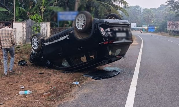 ಮುಂಡ್ಕೂರು- ಜಾರಿಗೆಕಟ್ಟೆ ಚರ್ಚ್ ಬಳಿ ಕಾರು ಪಲ್ಟಿ; ಓರ್ವ ಗಂಭೀರ ಇಬ್ಬರಿಗೆ ಸಣ್ಣ ಪುಟ್ಟ ಗಾಯ..!!