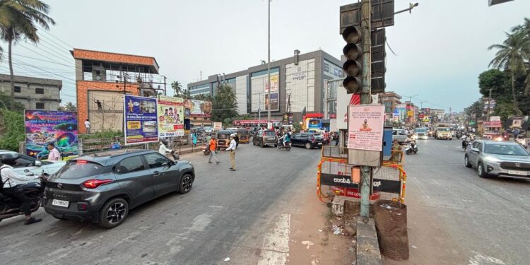 ಕಲ್ಸಂಕ ಜಂಕ್ಷನ್‌ಗೆ ಅಡ್ಡಲಾಗಿ ಹಾಕಲಾಗಿದ್ದ ಬ್ಯಾರಿಕೇಡ್‌ಗಳು ತೆರವು : ಹಳೆ ವ್ಯವಸ್ಥೆಗೆ ಸಂಚಾರ ಆರಂಭ..!!