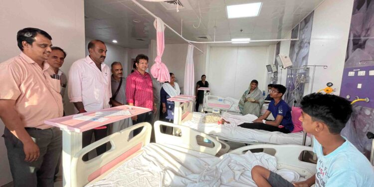 ಉಡುಪಿಯ ವಳಕಾಡು ಶಾಲೆಯಲ್ಲಿ ಜೇನು ಧಾಳಿ : ಶಾಸಕ ಯಶ್ ಪಾಲ್ ಸುವರ್ಣ ಆಸ್ಪತ್ರೆಗೆ ಭೇಟಿ..!!