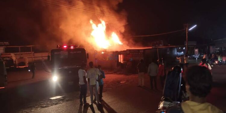 ಕಾರ್ಕಳ :ಕುಷನ್ ಶಾಪ್  ನಲ್ಲಿ ಅಗ್ನಿ ದುರಂತ : ಅಪಾರ ವಸ್ತುಗಳು ಬೆಂಕಿಗಾಹುತಿಯಾಗಿ ನಷ್ಟ..!!