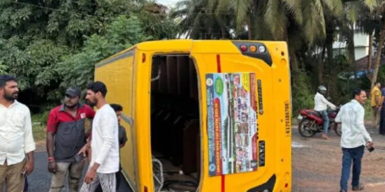 ಪಡುಬಿದ್ರೆ :ಸರಣಿ ಅಪಘಾತ : ಮಗುಚಿ ಬಿದ್ದ ಶಾಲಾ ವಾಹನ ..!!