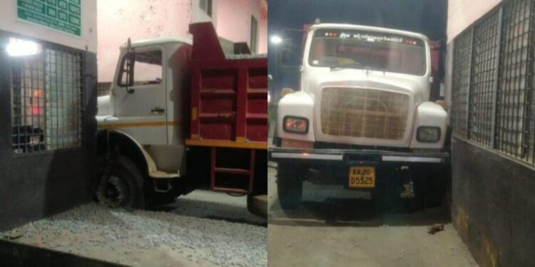 ಸಾಸ್ತಾನ ಟೋಲ್ ಗೇಟ್ ಗೆ ಟಿಪ್ಪರ್ ಡಿಕ್ಕಿಯಾಗಿ ಹಾನಿ…!!