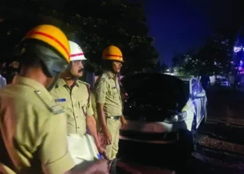 ಚಲಿಸುತ್ತಿದ್ದ ಕಾರಿನಲ್ಲಿ ಬೆಂಕಿ :ಕಾರಿನಲ್ಲಿದ್ದ ನಾಲ್ವರು ಪಾರು..!!