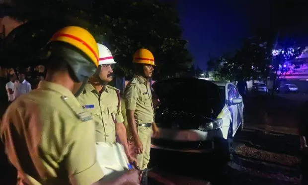 ಚಲಿಸುತ್ತಿದ್ದ ಕಾರಿನಲ್ಲಿ ಬೆಂಕಿ :ಕಾರಿನಲ್ಲಿದ್ದ ನಾಲ್ವರು ಪಾರು..!!