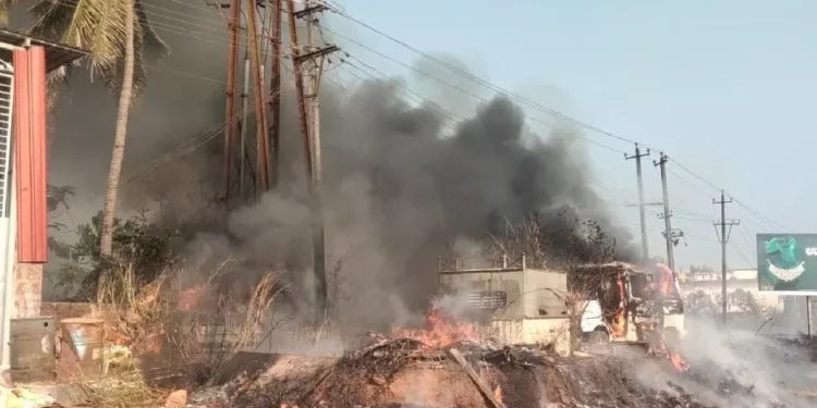 ಕುಂದಾಪುರ :ಕುರುಚಲು ಗಿಡಗಳಿರುವ ಪ್ರದೇಶಕ್ಕೆ ಆಕಸ್ಮಿಕ ಬೆಂಕಿ : ರಿಪೇರಿ ಗಾಗಿ ನಿಲ್ಲಿಸಿದ್ದ ವಾಹನಗಳಿಗೆ ಹಾನಿ..!!