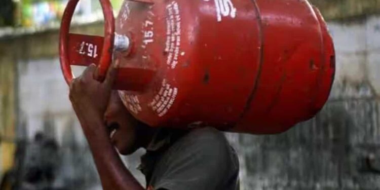 ವಾಣಿಜ್ಯ ಬಳಕೆಯ ಎಲ್​ಪಿಜಿ ಸಿಲಿಂಡರ್​ ಬೆಲೆ ಇಳಿಕೆ..!!