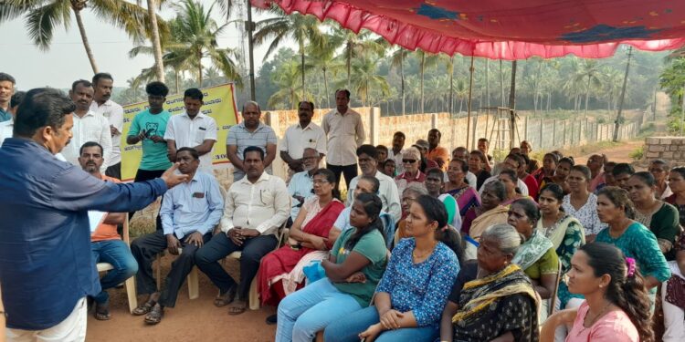 ರಂಗನಪಲ್ಕೆಯ ಡಾ. ಬಿ. ಆರ್ ಅಂಬೇಡ್ಕರ್ ರಸ್ತೆ ದುರಸ್ತಿಗೆ ಪ್ರತಿಭಟನೆ..!!