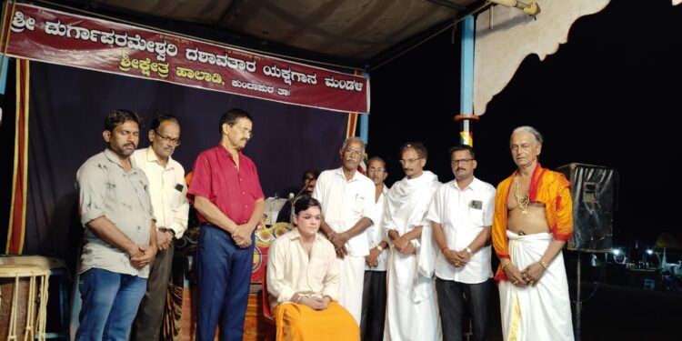 ಸುರ್ಗೆಡಿ ದೈವಸ್ಥಾನ ಗೆಂಡ : ಶ್ರೀ ದುರ್ಗಾಪರಮೇಶ್ವರಿ ದಶಾವತಾರ ಯಕ್ಷಗಾನ ಮಂಡಳಿ ಶ್ರೀ ಕ್ಷೇತ್ರ ಹಾಲಾಡಿ ಮೇಳದ ಸ್ತ್ರೀವೇಷದಾರಿ ಶ್ರೀ ಬೀಜಮಕ್ಕಿ ವಿಜಯ ಗಾಣಿಗ ಇವರಿಗೆ ಸನ್ಮಾನ..!!