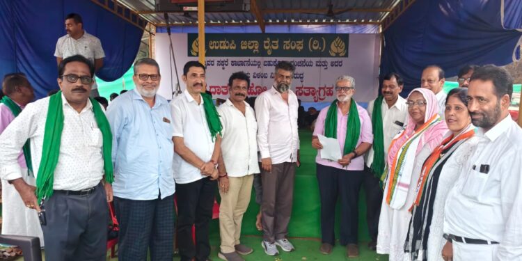 ಬ್ರಹ್ಮಾವರ ಸಕ್ಕರೆ ಕಾರ್ಖಾನೆ ಎದುರು ರೈತ ಸಂಘದಿಂದ ಮುಂದುವರೆದ ಅನಿರ್ದಿಷ್ಟಾವಧಿ ಧರಣಿ..!!