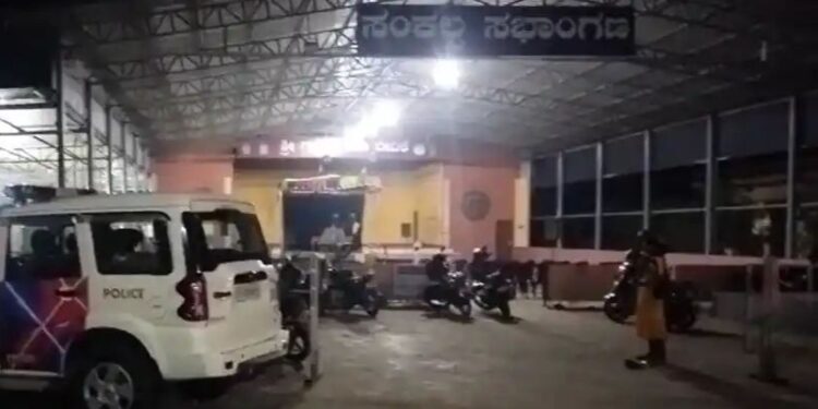 ಉಡುಪಿ: ತಡರಾತ್ರಿವರೆಗೆ ಯಕ್ಷಗಾನ – ದೂರಿನ ಹಿನ್ನೆಲೆಯಲ್ಲಿ ಸ್ಥಳಕ್ಕೆ ಆಗಮಿಸಿ ಯಕ್ಷಗಾನ ನಿಲ್ಲಿಸಿದ ಪೊಲೀಸರು.!!