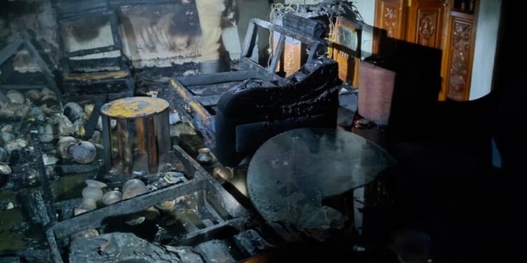 ಕಾರ್ಕಳ : ಚಾರ್ಜ್ ಗೆ ಇಟ್ಟಿದ್ದ ಮೊಬೈಲ್ ಸ್ಫೋಟಗೊಂಡು ಮನೆಗೆ ಬೆಂಕಿ-ಅಪಾರ ಹಾನಿ..!!