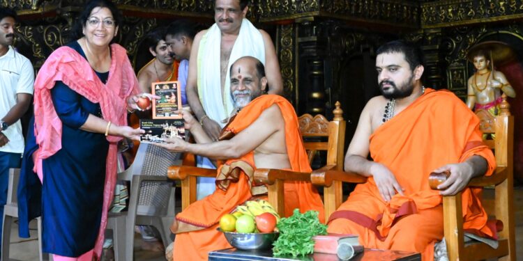 ಕಮಾಂಡೆಂಟ್ ,ಶ್ರೀಮತಿ ಸಂತುದೇವಿಯವರಿಗೆ  ಶ್ರೀ ಕೃಷ್ಣಾನುಗ್ರಹ ಪ್ರಸಾದ ನೀಡಿ ಅನುಗ್ರಹಿಸಿದ ಪುತ್ತಿಗೆ ಶ್ರೀಪಾದರು..!!