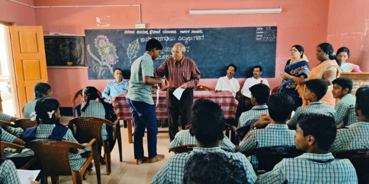 ಸರ್ಕಾರಿ ಸಂಯುಕ್ತ ಪ್ರೌಢಶಾಲೆ ಎರ್ಲಪಾಡಿಯಲ್ಲಿ 24-25 ನೇ ಸಾಲಿನ SSLC ವಿದ್ಯಾರ್ಥಿಗಳಿಗೆ ಪ್ರವೇಶ ಪತ್ರ ನೀಡಿ ಶುಭ ಹಾರೈಕೆ..!!