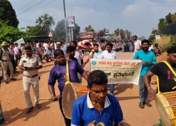 ಇಂದ್ರಾಳಿ ಸೇತುವೆ ಕಾಮಗಾರಿ ವಿಳಂಬ ಖಂಡಿಸಿ ಅಣಕು ಶವ ಯಾತ್ರೆ ಮೂಲಕ  ಆಕ್ರೋಶ ಹೊರ ಹಾಕಿದ ನಿತ್ಯಾನಂದ ಒಳಕಾಡು ನೇತೃತ್ವದ ಉಡುಪಿ‌ ಜಿಲ್ಲಾ ನಾಗರಿಕ ಸಮಿತಿ..!!