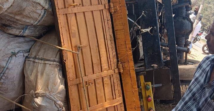 ಸಂತೆಕಟ್ಟೆ : ಬೈಕ್ ಅಡ್ಡ ಬಂದ ಕಾರಣ ಅಪಘಾತ ತಪ್ಪಿಸಲು ಹೋಗಿ ಪಲ್ಟಿಯಾದ ಸರಕು ಸಾಗಿಸುತ್ತಿದ್ದ ಲಾರಿ : ಚಾಲಕನಿಗೆ ಗಂಭೀರ ಗಾಯ ..!!