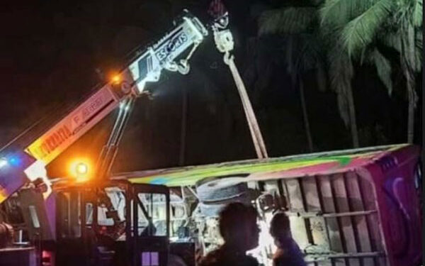 ಉಪ್ಪಿನಂಗಡಿ: ಚಾಲಕನ ನಿಯಂತ್ರಣ ತಪ್ಪಿ ಖಾಸಗಿ ಬಸ್ ಪಲ್ಟಿ : ಓರ್ವ ಸಾವು, ಹತ್ತಕ್ಕೂ ಅಧಿಕ ಮಂದಿಗೆ ಗಂಭೀರ ಗಾಯ..!!