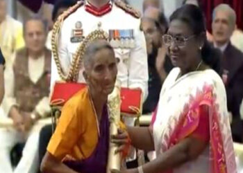 ಕಲಾ ಕ್ಷೇತ್ರಕ್ಕೆ ನೀಡಿದ ಕೊಡುಗೆಗಾಗಿ ರಾಷ್ಟ್ರಪತಿಗಳಿಂದ ಪದ್ಮಶ್ರೀ ಪ್ರಶಸ್ತಿ ಸ್ವೀಕರಿಸಿದ 96 ವರ್ಷದ ಗೊಂಬೆಯಾಟ ಭೀಮವ್ವ ದೊಡ್ಡಬಾಳಪ್ಪ ಶಿಳ್ಳೆಕ್ಯಾತರ..!!