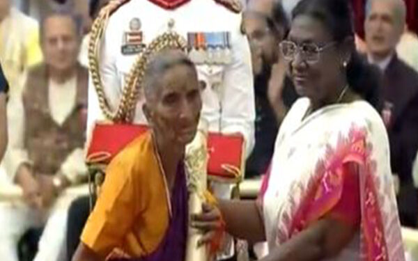 ಕಲಾ ಕ್ಷೇತ್ರಕ್ಕೆ ನೀಡಿದ ಕೊಡುಗೆಗಾಗಿ ರಾಷ್ಟ್ರಪತಿಗಳಿಂದ ಪದ್ಮಶ್ರೀ ಪ್ರಶಸ್ತಿ ಸ್ವೀಕರಿಸಿದ 96 ವರ್ಷದ ಗೊಂಬೆಯಾಟ ಭೀಮವ್ವ ದೊಡ್ಡಬಾಳಪ್ಪ ಶಿಳ್ಳೆಕ್ಯಾತರ..!!