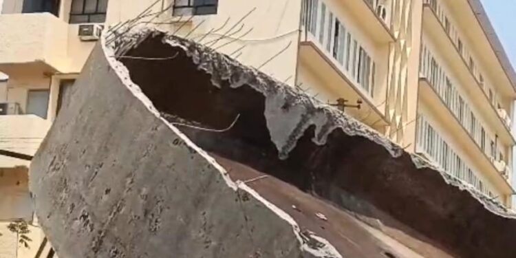 ಮಣಿಪಾಲ:  ಶಿಥಿಲಗೊಂಡಿದ್ದ ಕುಡಿಯುವ ನೀರಿನ ಓವರ್ ಹೆಡ್ ಟ್ಯಾಂಕ್ ದ್ವಂಸ..!!