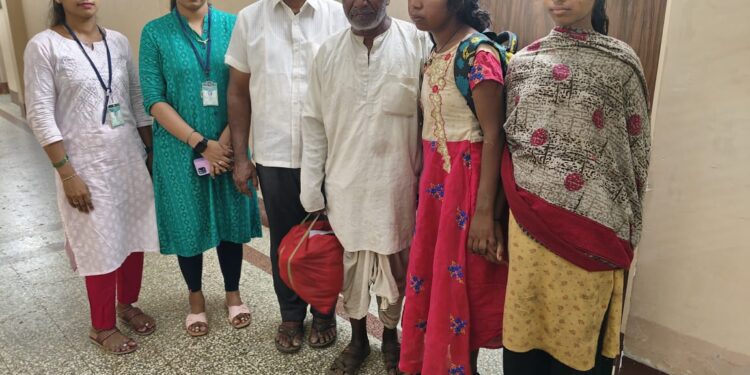 ಉಡುಪಿ :ರಕ್ಷಿಸಲ್ಪಟ್ಟ ಯುವತಿ ತಂದೆಗೆ ಹಸ್ತಾಂತರ..!!