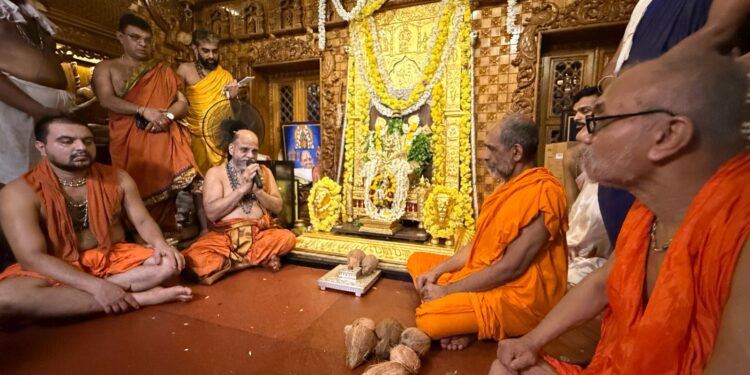 ಉಡುಪಿ:ಸರ್ವಜ್ಞ ಪೀಠಕ್ಜೆ ಸುವರ್ಣ ಕವಚ ಅರ್ಪಣೆ..!!