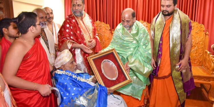 ರಾಷ್ಟ್ರಪತಿ ಪುರಸ್ಕೃತ ವಿದ್ವಾನ್ ರಾಜಾ ಎಸ್ ಗಿರಿ ಆಚಾರ್ಯರಿಗೆ  ಶ್ರೀಕೃಷ್ಣಗೀತಾನುಗ್ರಹ* ಪ್ರಶಸ್ತಿ ಪ್ರದಾನ..!!