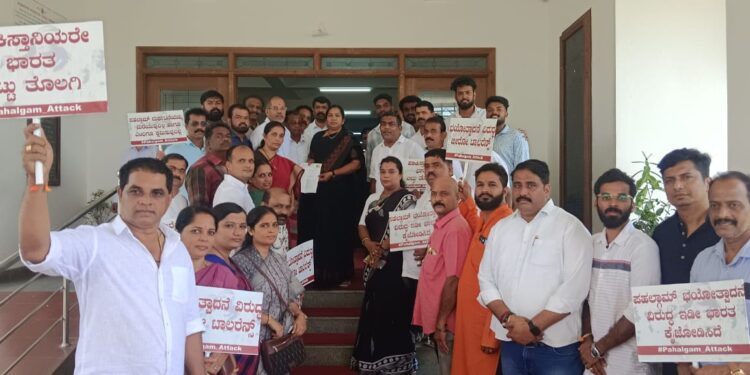 ಅಕ್ರಮ ಪಾಕಿಸ್ತಾನಿ ನುಸುಳುಕೋರರ ಗಡಿಪಾರಿಗೆ ತುರ್ತು ಕ್ರಮ ವಹಿಸುವಂತೆ ಜಿಲ್ಲಾಧಿಕಾರಿಗಳಿಗೆ ಉಡುಪಿ ಜಿಲ್ಲಾ ಬಿಜೆಪಿ ಮನವಿ ಸಲ್ಲಿಕೆ..!!