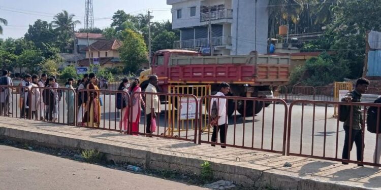 ಸಾಣೂರು : ರಸ್ತೆ ಮಧ್ಯದಲ್ಲಿ ಬಸ್ಸು ಕಾಯಬೇಕಾದ ಶೋಚನೀಯ ಸ್ಥಿತಿಯಲ್ಲಿ ಗ್ರಾಮಸ್ಥರು..!!