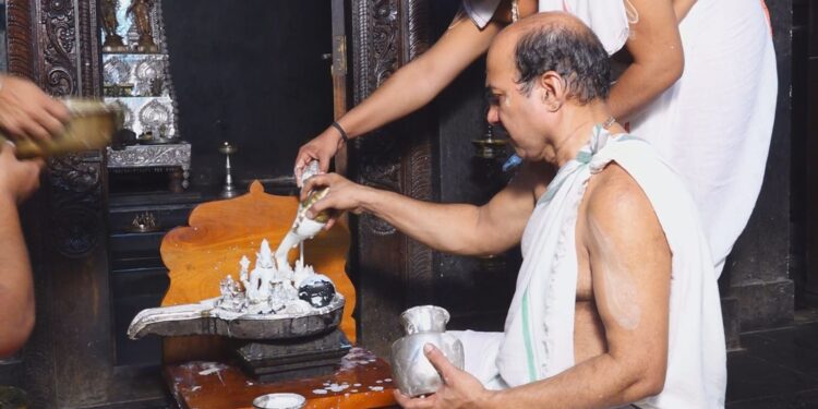 ಶ್ರೀ ಪುತ್ತಿಗೆ ಮೂಲ ಮಠದಲ್ಲಿ ಶ್ರೀ ನರಸಿಂಹ ದೇವರಿಗೆ ಪಂಚಾಮೃತ, ಸೀಯಾಳ ಅಭಿಷೇಕ …!!