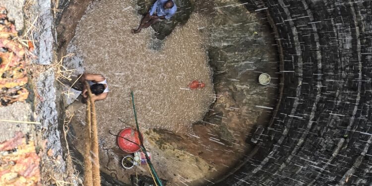 ಕಾರ್ಕಳ : 35 ಅಡಿ ಆಳದ ಬಾವಿ ಸ್ವಚ್ಛಗೊಳಿಸಲು ಇಳಿದು ಮೇಲಕ್ಕೆ ಬರಲಾಗದೆ ಅಪಾಯದಲ್ಲಿದ್ದ ವ್ಯಕ್ತಿಯ  ರಕ್ಷಣೆ..!!