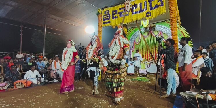 ಕಾರ್ಕಳ: ಪರ್ಪಲೆ ಗಿರಿಯಲ್ಲಿ  ಶ್ರೀ ಕಲ್ಕುಡ,ಕಲ್ಲುರ್ಟಿ , ತೂಕತ್ತರಿ ಧರ್ಮದೈವಗಳ ಸಾನಿಧ್ಯ ಕಲಶೋತ್ಸವ ಮಹಾ ಅನ್ನಸಂತರ್ಪಣೆ   ಹಾಗೂ ಸಿರಿ ಸಿಂಗಾರ ನೇಮೋತ್ಸವ ಸಂಪನ್ನ..!!