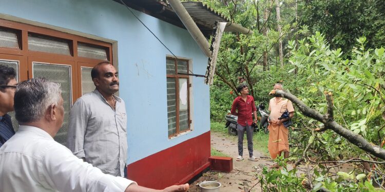 ಉಡುಪಿ :ಭಾರೀ  ಗಾಳಿ ಮಳೆಗೆ ಮನೆ ಮೇಲೆ ಮರ ಬಿದ್ದು ಹಾನಿ – ಶಾಸಕ ಯಶ್ ಪಾಲ್ ಸುವರ್ಣ ಭೇಟಿ  ಪರಿಶೀಲನೆ..!!