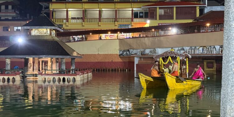 ಮಧ್ವ ಸರೋವರದಲ್ಲಿ ಶ್ರೀ ಕೃಷ್ಣ ಮುಖ್ಯಪ್ರಾಣರಿಗೆ ಸಪ್ತೋತ್ಸವಾಂಗ ನಡೆದ ತೆಪ್ಪೋತ್ಸವ …!!