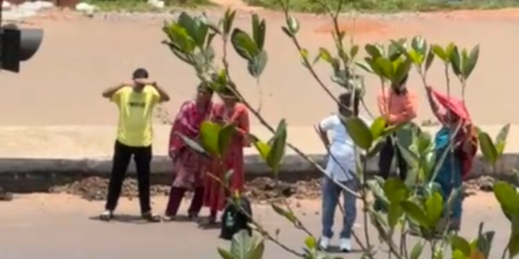 ಸಾಣೂರು : ಬಸ್ಸು ತಂಗುದಾಣವಿಲ್ಲದೆ ಸುಡುಬಿಸಿಲಿಗೆ ರಸ್ತೆಯಲ್ಲಿಯೇ ಕಾದು ಹೈರಾಣವಾಗಿರುವ ಜನತೆ…!!